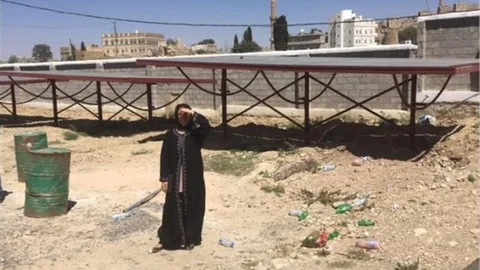 Suying Lai bij zonnepanelen die een waterinstallatie van energie voorzien