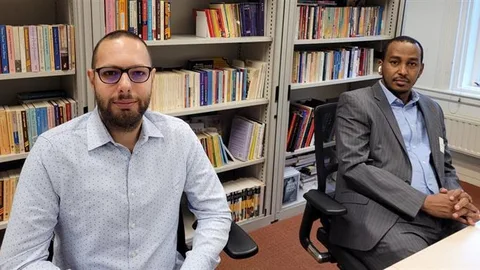 Foto van Yaman Salam (links) en Ahmed Mohamed op bezoek bij Oxfam Novib.