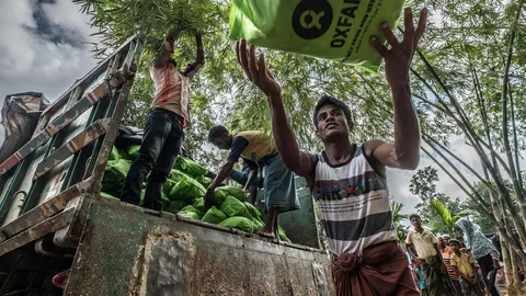 Een vrachtwagen met zakken met voedsel wordt uitgeladen
