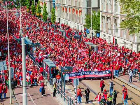100.000 mensen in het rood demonstreren in Den Haag