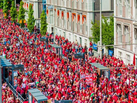 Oxfam Novib en meer dan 100.000 mensen demonstreren op 18 mei 2025 voor een staakt-het-vuren en een einde van het geweld in Gaza.