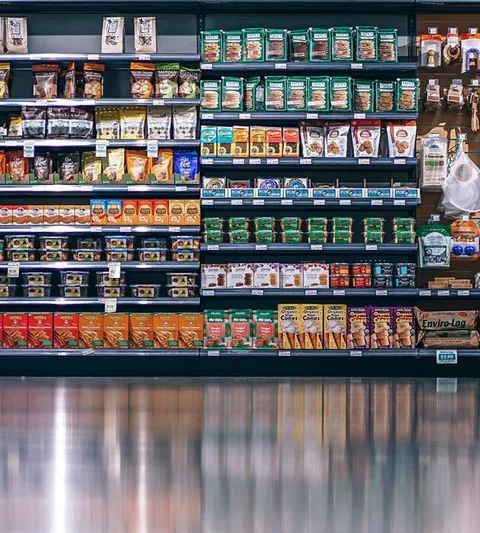 Supermarkt interieur met winkelschappen.