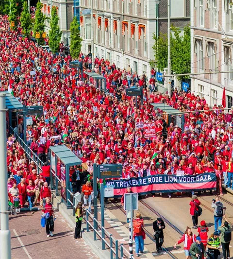 100.000 mensen in het rood demonstreren in Den Haag
