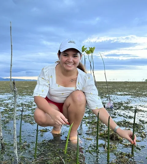 Oxfam inuruid 360980 marinel planting mangrove seeds in matarinao jpg 1749216281