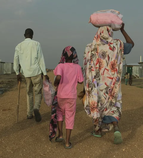 Een man, een vrouw en een kind van achteren gezien.