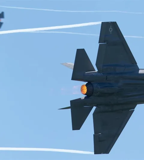 twee F-35 gevechtsvliegtuigen