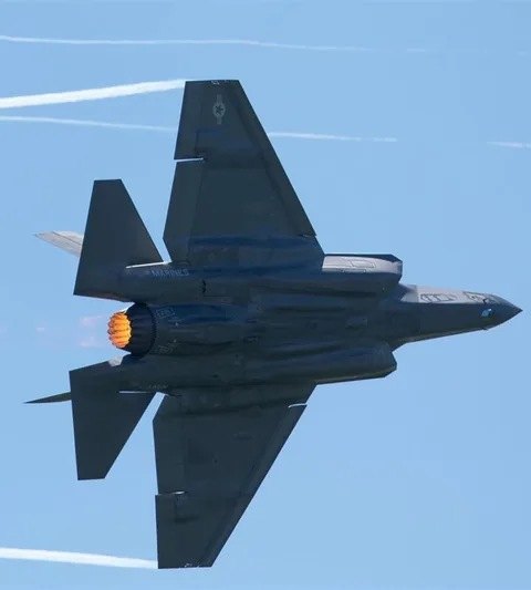 twee F-35 gevechtsvliegtuigen
