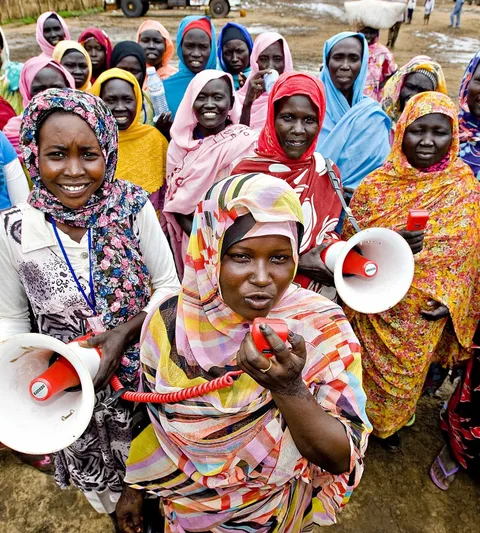 Een groep vrouwen met megafoons