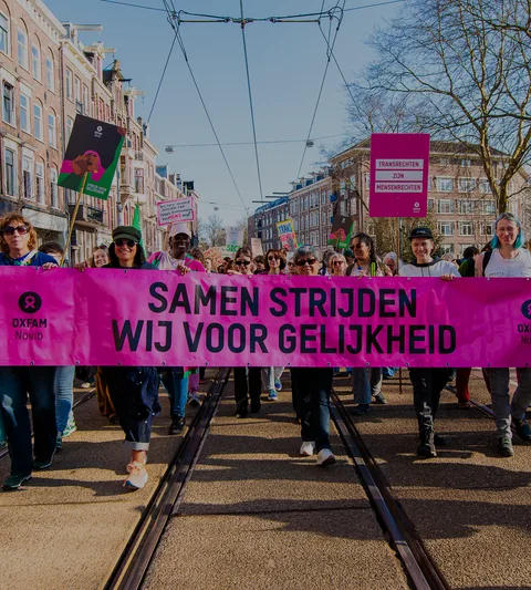 een groep demonstranten met een spandoek 'Samen strijden wij voor gelijkheid'