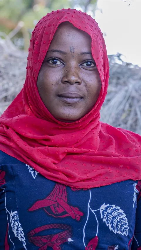 Hindatou kijkt in de camera