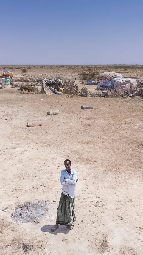 De 27-jarige Abdulahi Farah Isse uit Somalië temidden van de droogte.