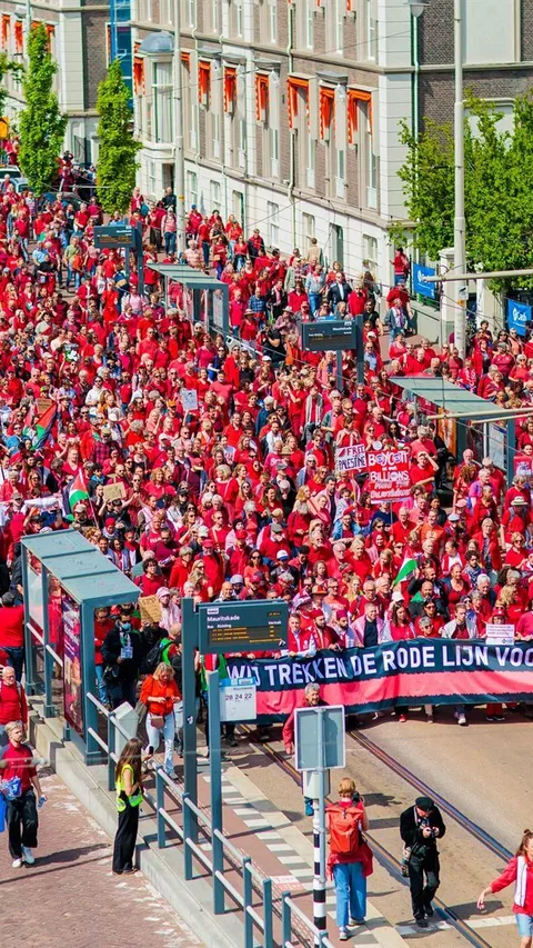 100.000 mensen in het rood demonstreren in Den Haag