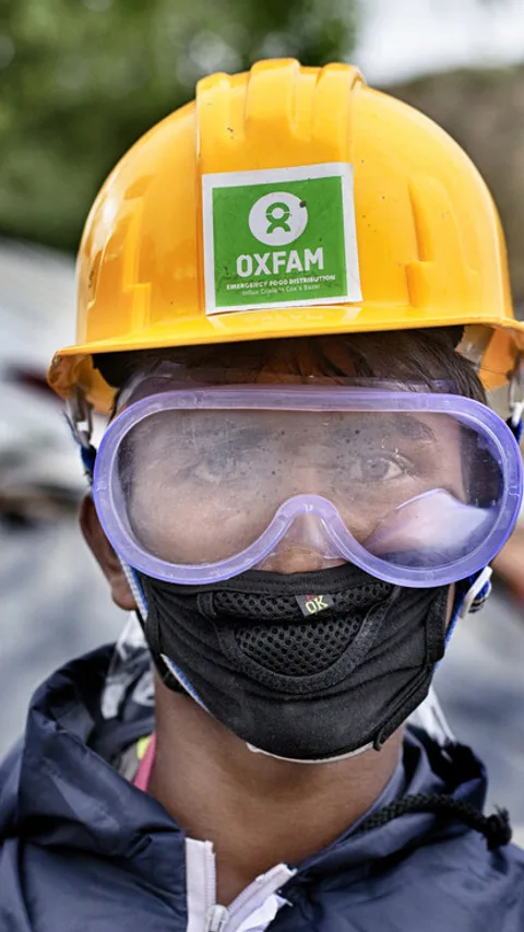 Oxfam-hulpverlener Abul Alam kijkt met mondkapje op in de camera