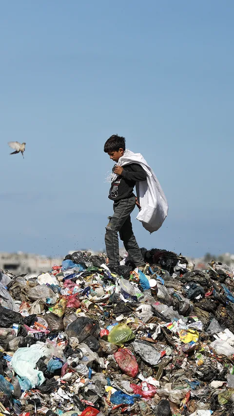 Jongen in Gaza op vuilnisbelt