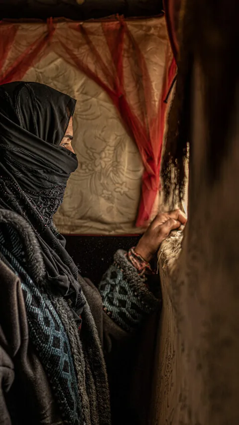 Amina kijkt uit het raam