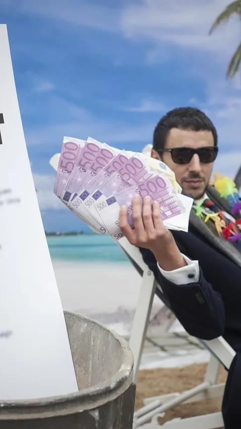 Een man in pak op een tropisch strand met briefjes van 500 euro in zijn hand. Op de voorgrond een papier met de tekst EU Blacklist.