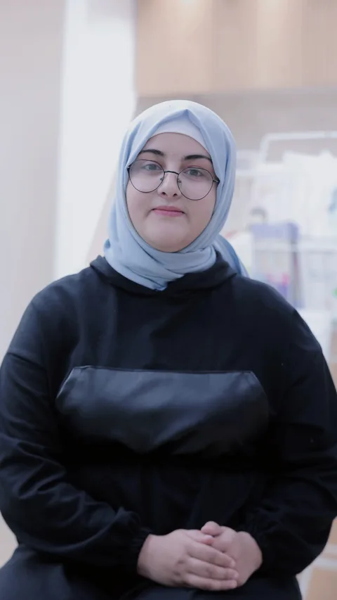 Een jonge Palestijnse vrouw vertelt over een project van Oxfam Novib en Palestijnse partnerorganisaties over het verbeteren van vrouwenrechten.