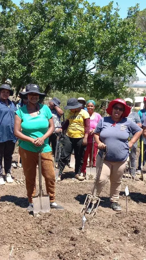 Vrouwelijke boeren in Zuid-Afrika krijgen landbouwtraining.