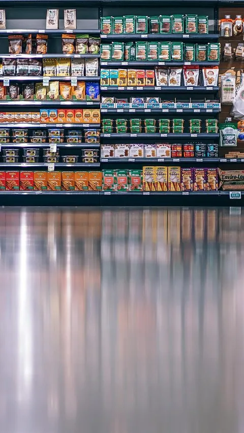 Een supermarktschap vol boodschappen