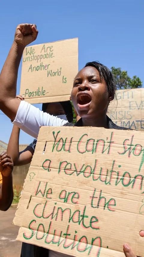 Klimaatactivist Hilda uit Uganda demonstreert voor klimaatrechtvaardigheid