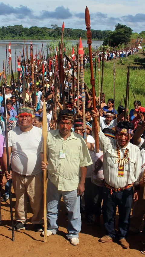 Een groep inheemse leiders in Peru met traditionele kleding