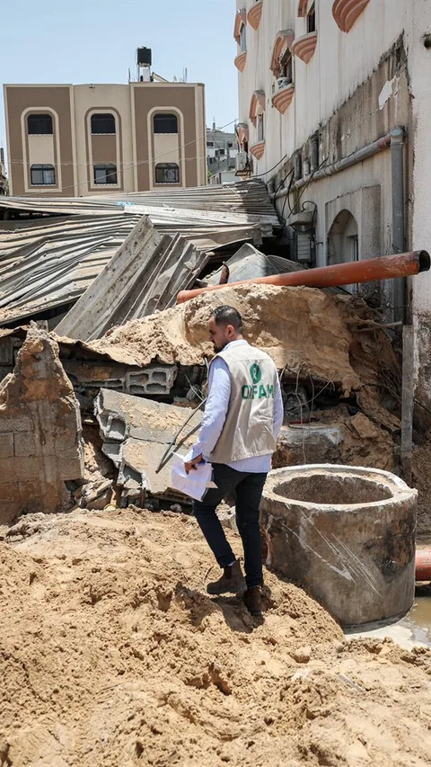 Een Oxfam-hulpverlener temidden van ravage na een ramp