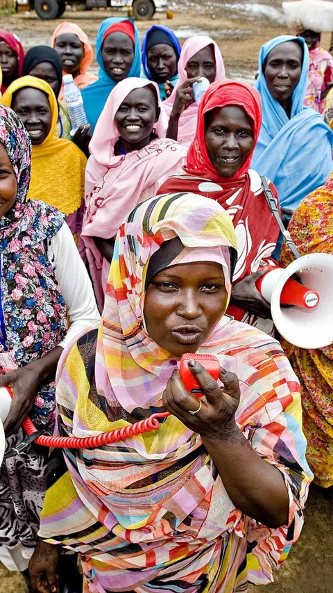 Een groep vrouwen met megafoons