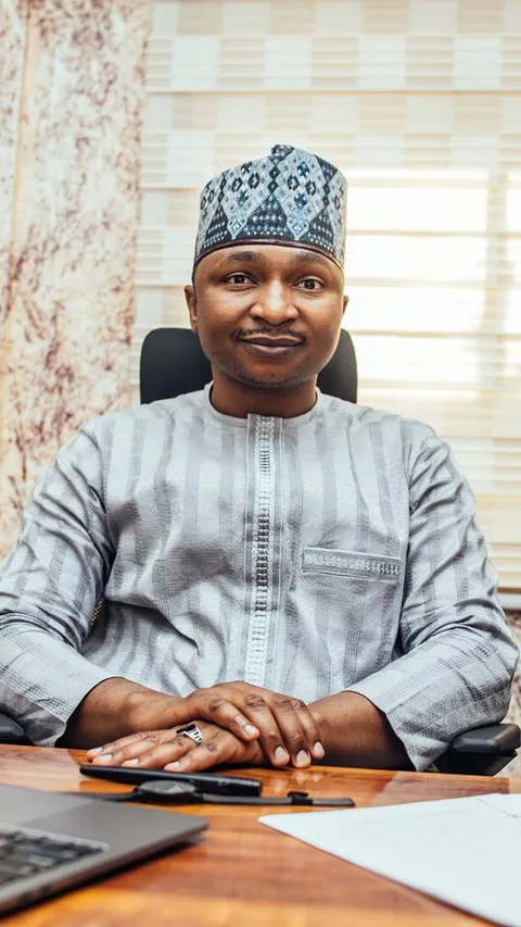 Activist Hamzat aan zijn bureau