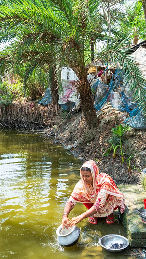 Monira doet haar afwas in het zilte water